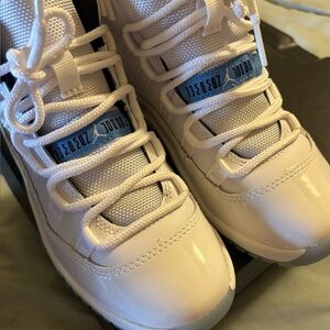 Jordan Kids Sneakers in White and Blue